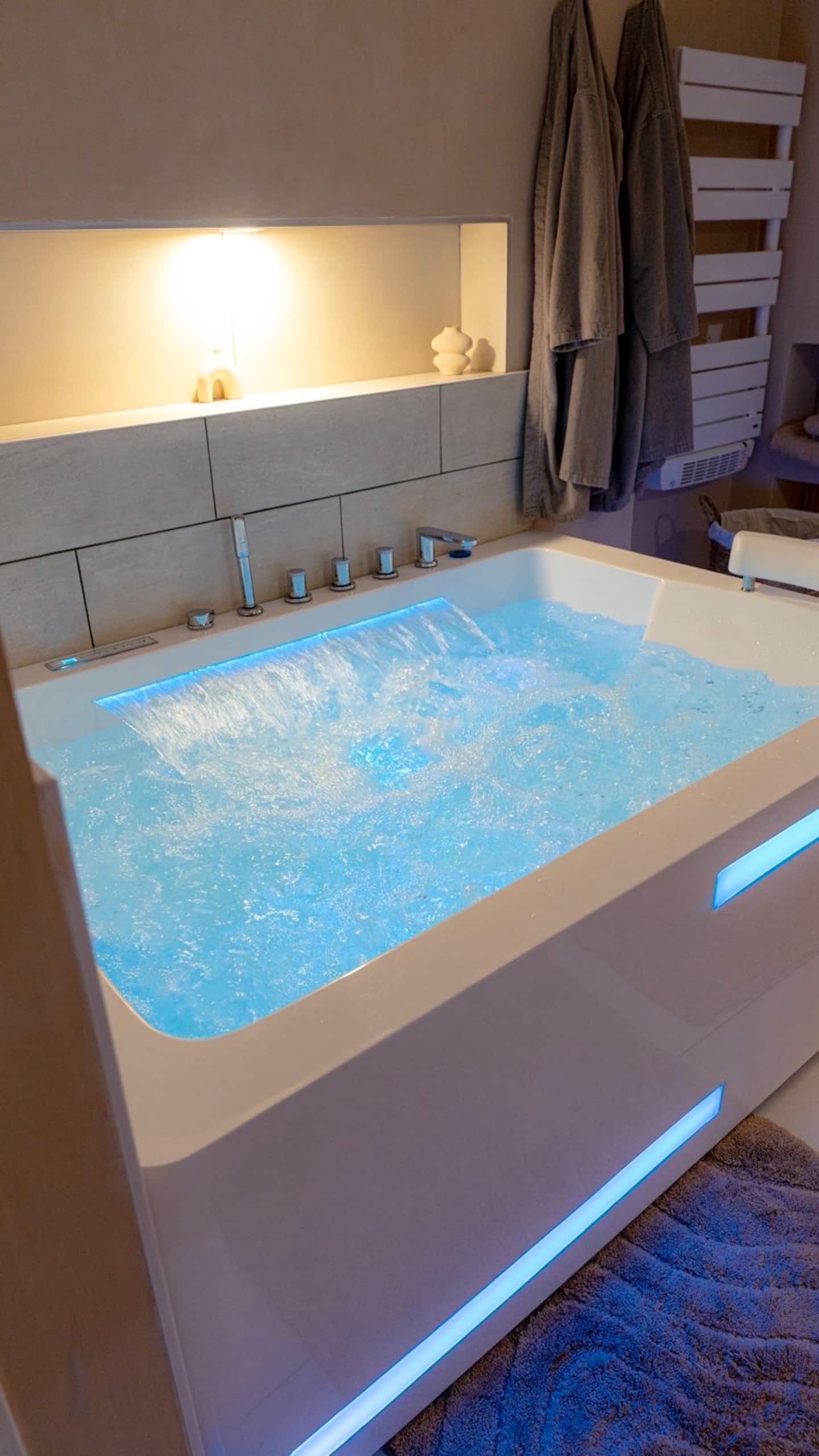 Baignoire balnéo du spa privatif Bohème Évasion à Armentières