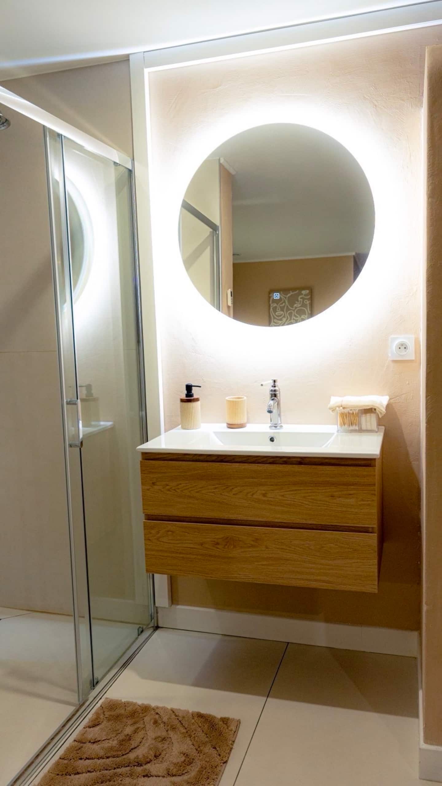 Salle de bain avec double douche, spa privatif près de Lille