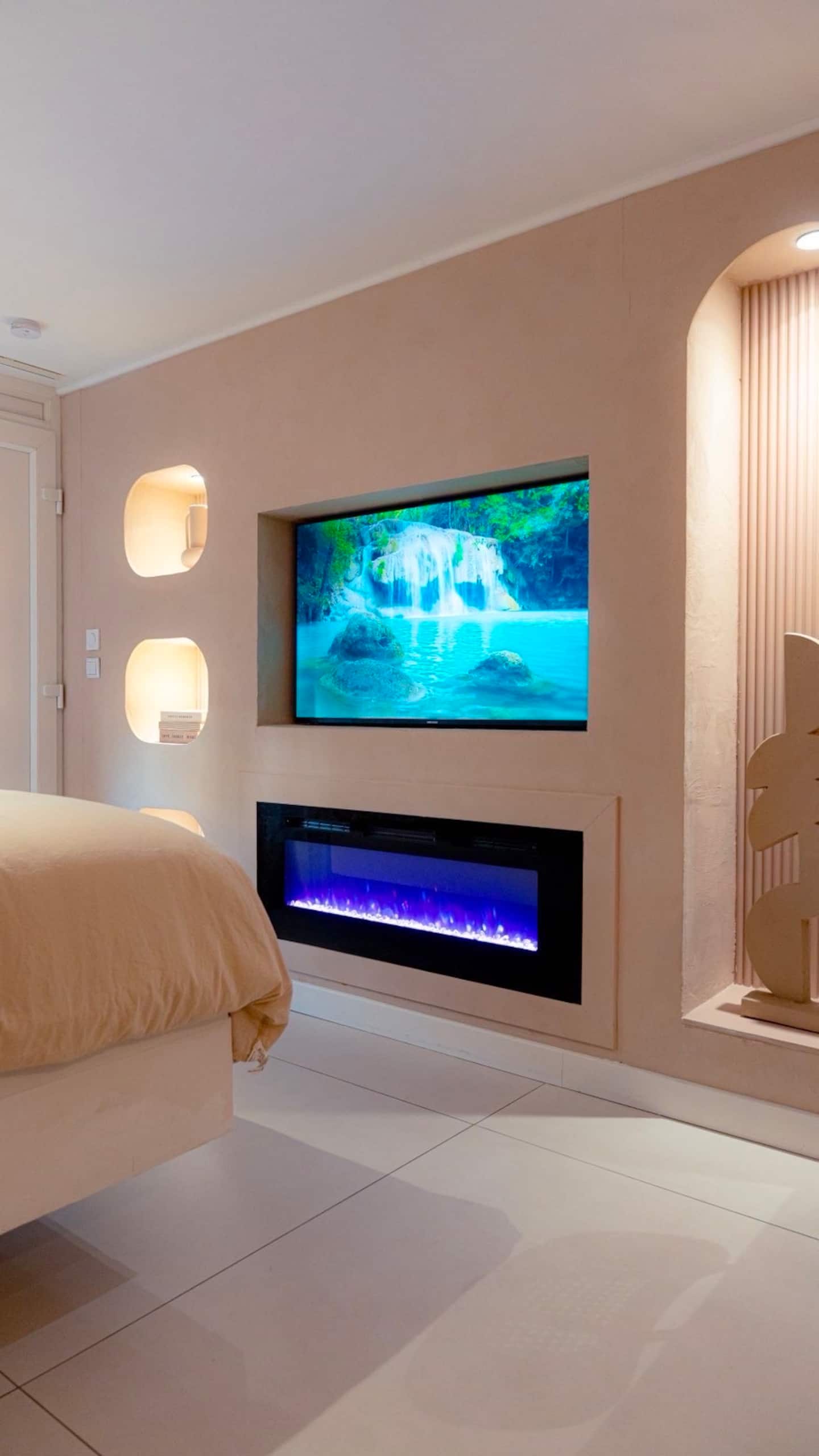 TV et cheminée d'ambiance du logement spa à Armentières